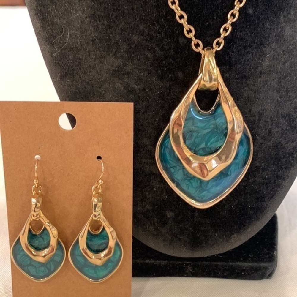 Green Enamel gold tone set matching earrings necklace vintage elegant
